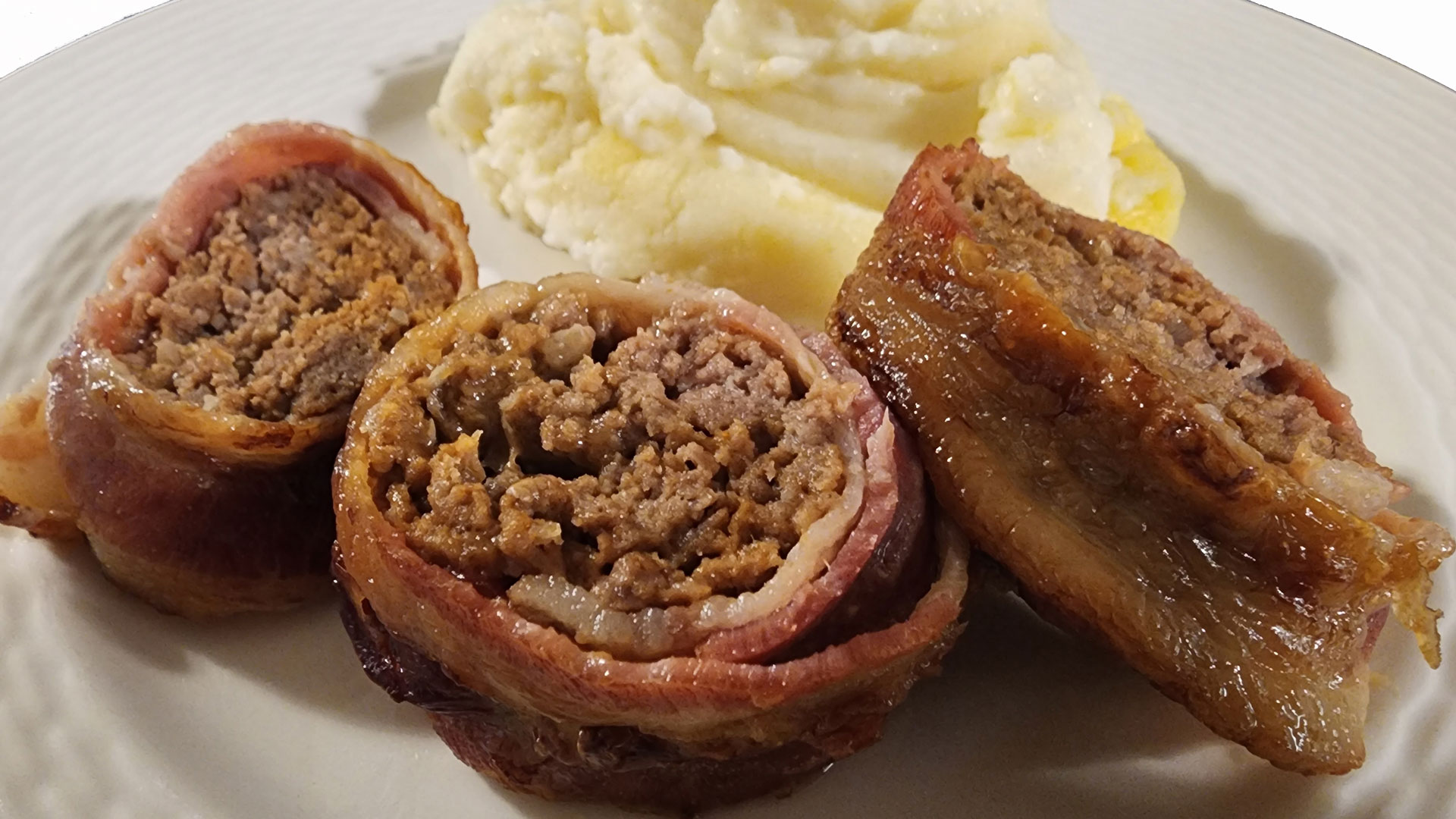 https://www.nrawomen.com/media/dpkhdhrw/bacon-venison-rolls-lede.jpg