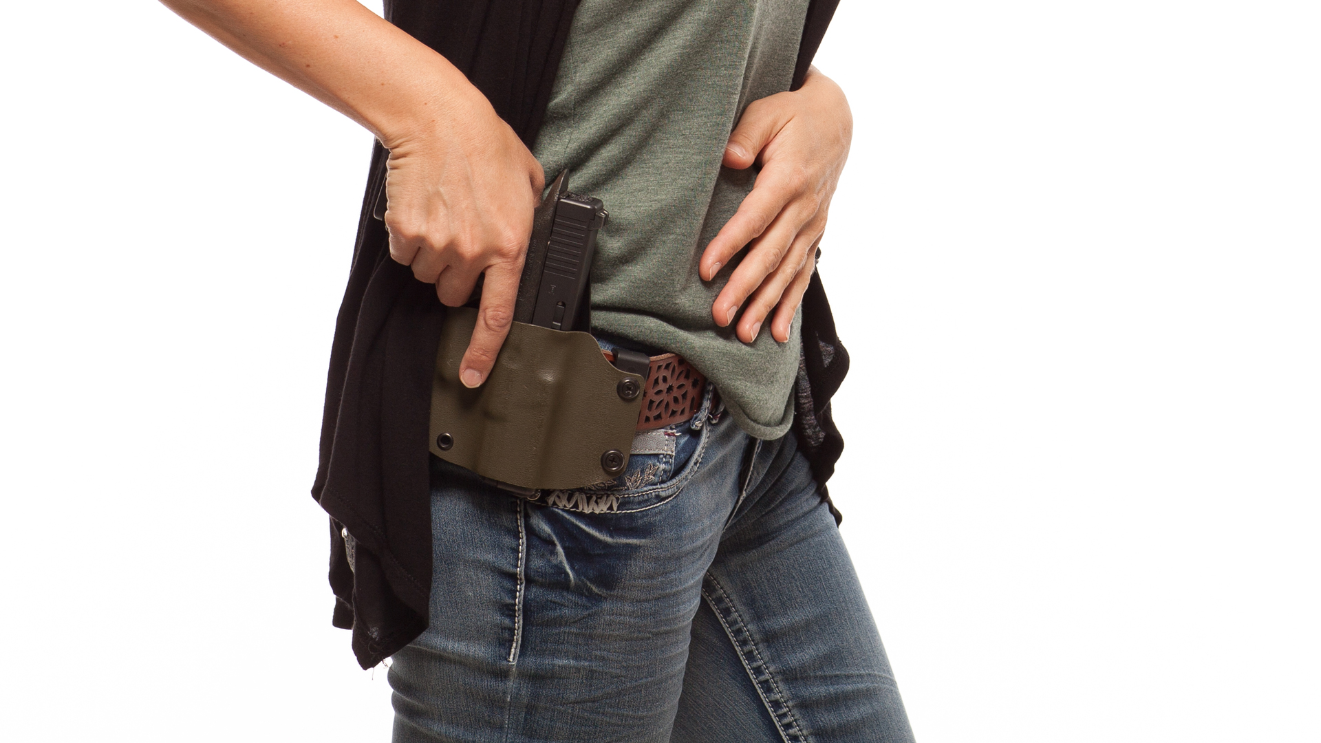 https://www.nrawomen.com/media/j2whtnor/woman-drawing-from-holster.jpg?anchor=center&mode=crop&width=987&height=551&rnd=132355117977500000&quality=60